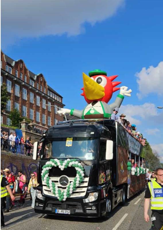 Schladming-Dachstein Partytruck zum Schlagermove in Hamburg in der Frontansicht. Geschmückt mit einem bunten Ballonherz und einem großen Gummitier
